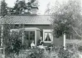 Hubbo sn, Nytorp.
Kaffestund i trädgården.