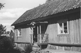 Bostadshus på stengrund med figursågat räcke och takdekor på farstukvisten, Kolla, Kungsbacka. Se även bildnr G8515)