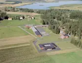 Flygfoto över Hedemora, Backa skola i förgrunden, sjön Hovran.