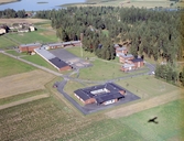Flygfoto över Hedemora, Backa skola i förgrunden, sjön Hovran.