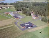 Flygfoto över Hedemora, Backa skola i förgrunden, sjön Hovran.