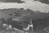 Flygfoto över Norrbärke. Läs mer om Norrbärke kyrka i boken: Dalarnas kyrkor i ord och bild.
