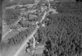 Flygfoto över Mässbacken, Orsa kommun, år 1947-1949. Det finns två ortnamn som har samband med detta foto: Mässbacken och Morastrand.