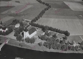 Flygfoto över Husby. Husby kyrka, Hedemora år 1950. Läs mer om Husby kyrka i boken: Dalarnas kyrkor i ord och bild.