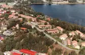 Flygfoto över Stensjöhöjd i Mölndal, okänt årtal. Bostadsbebyggelse intill Stensjön. Närmast ses hus vid Höjdgatan.
