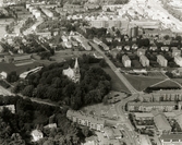 Flygfoto över bebyggelse i centrala Mölndal, okänt årtal. Mölndalsbro mot Bosgården. I mitten Fässbergs kyrka.