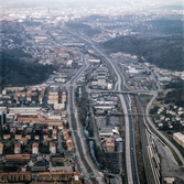 Flygfoto över del av Mölndal, okänt årtal. På vänster sida ses Bosgården mot Krokslätt. På höger sida Trädgården mot Lackarebäck. I fonden Göteborg.