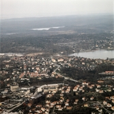 Flygfoto över del av Mölndal, okänt årtal. Mölndal Kvarnby mot bebyggelse i Enerbacken, Ormås, Lackarebäck och vid Stensjön.