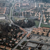 Flygfoto över de centrala delarna av Mölndal, okänt årtal. Mölndalsbro mot Bosgården. I bildens mitt Fässbergs kyrka.