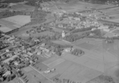 Flygfoto över Orsa. Orsa kyrka och Orsa bebyggelse, år 1950.