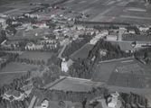 Flygfoto över Orsa. Orsa kyrka och Orsa bebyggelse, år 1950.