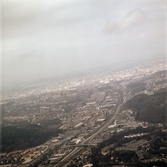 Flygfoto över del av Mölndal, okänt årtal. Närmast Bosgården, Trädgården och Enerbacken. Vy mot Lackarebäck och Krokslätt. I bakgrunden Göteborg.