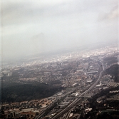 Flygfoto över del av Mölndal, okänt årtal. Närmast Bosgården, Trädgården och Enerbacken. Vy mot Lackarebäck och Krokslätt. I bakgrunden Göteborg.