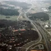 Flygfoto som visar Kungsbackaledens sträckning från Torrekulla i Kållered norrut, mot Mölndal. Okänt årtal.