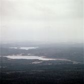 Flygfoto som visar två sjöar, möjligen i Mölndal, okänt årtal.