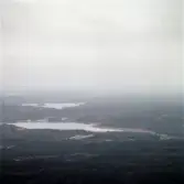 Flygfoto som visar två sjöar, möjligen i Mölndal, okänt årtal.