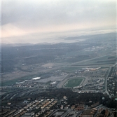 Flygfoto över del av Mölndal, okänt årtal. Broslätt och Mölndalsbro mot Åby och Åbytravet.