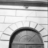 Fönster ovanför entrén på Våghuset, 1960-tal