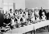 Elever i skolköksundervisning med rektor Andersen, 1930-tal