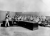 Undervisning i fysik i skolsal i Örebro, 1930-tal