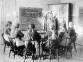 Elever samlade framför svarta tavlan, 1920-tal