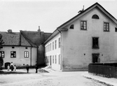 Gårdsinteriör vid Risbergska skolan på Kungsgatan, 1913