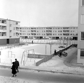 Par på promenad i Markbacken, 1960-tal