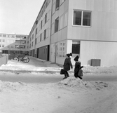 På väg hem från skolan i Markbacken, 1960-tal
