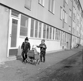Barn med barnvagn i Markbacken, 1960-tal