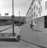 Cykel och gångbana i Markbackens centrum, 1960-tal