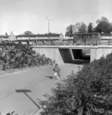 Pojke på trehjuling i Markbacken, 1960-tal
