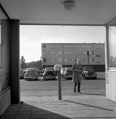 Man lämnar parkeringen i Markbacken, 1960-tal