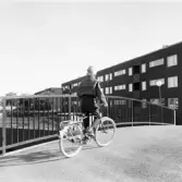 Cyklande pojke i Markbacken, 1960-tal