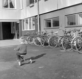 Barn på trehjuling i Markbacken, 1960-tal
