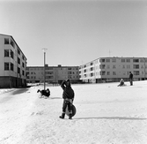 Barn med pulka och kälke i Markbacken, 1960-tal