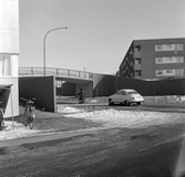 Bil kör under cykelbro i Markbacken, 1960-tal