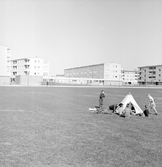Lekande barn med tält i Markbacken, 1960-tal