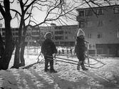 Barn med spark i Markbacken, 1960-tal