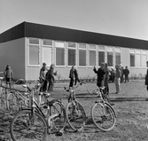 Barn på skolgården på Markbackens skola, 1960-tal