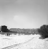 Barn vid gatlampa i Markbacken, 1960-tal