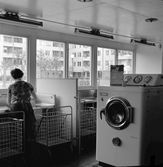 Kvinna i tvättstuga i Markbacken, 1960-tal