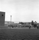 Elever leker på Markbackens skola, 1960-tal