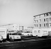 Bilar och husvagnar på parkering i Markbacken, 1960-tal