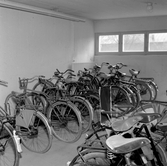 Cyklar på rad i cykelförråd i Markbacken, 1960-tal