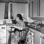 Kvinna i kök i Markbacken, 1960-tal