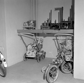 Barnvagnsförråd med kälke i Markbacken, 1960-tal
