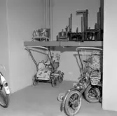Barnvagnsförråd med kälke i Markbacken, 1960-tal