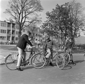 Cyklande ungdomar i bostadsområdet Norrby, 1960-tal
