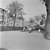 Barn i sandlåda i Norrby, 1960-tal