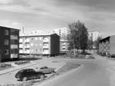 Två bilar parkerade i Norrby, 1960-tal